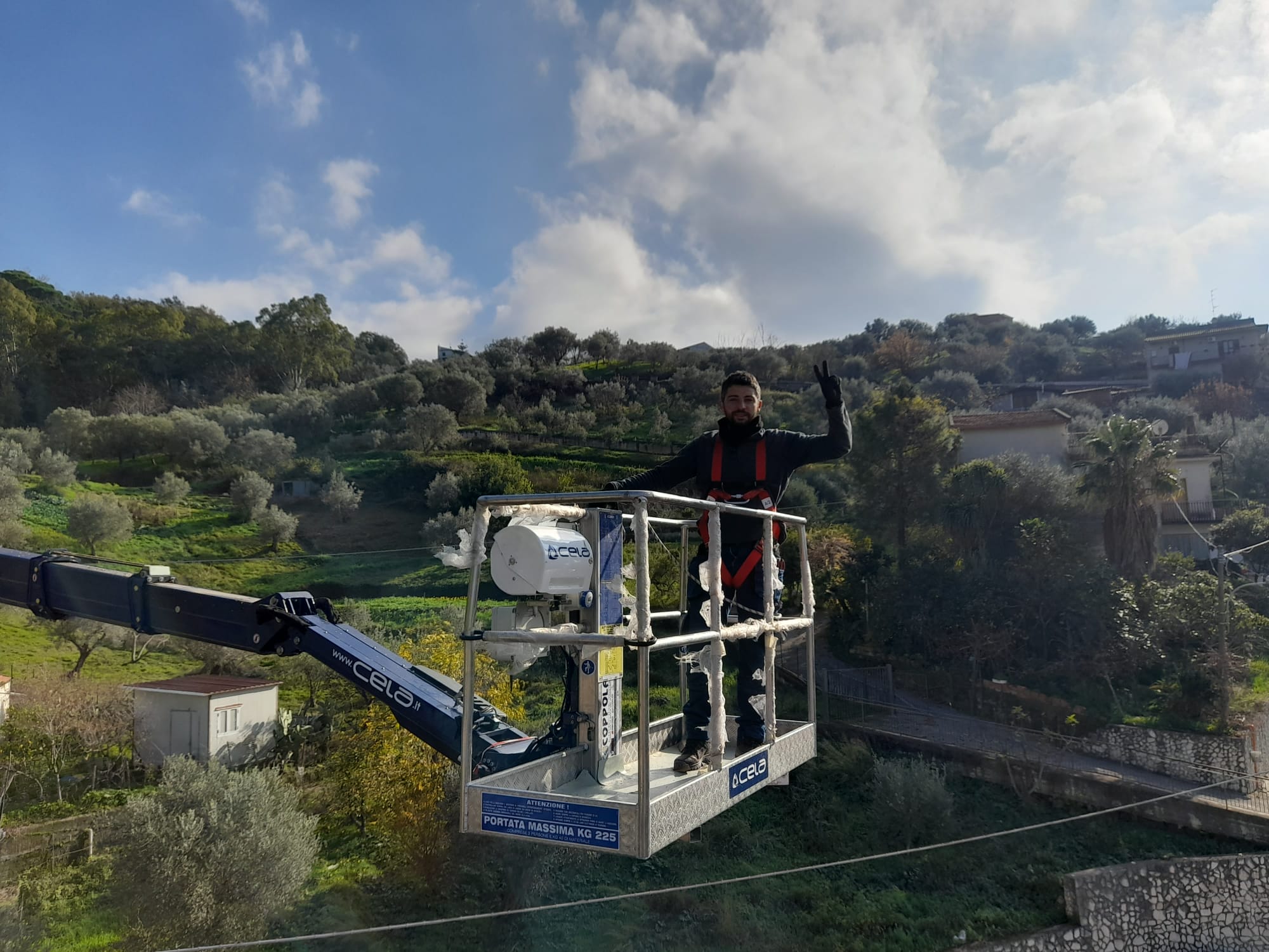 Tecnico specializzato SOCIETA' COOPERATIVA SICIDEL al lavoro su piattaforma aerea